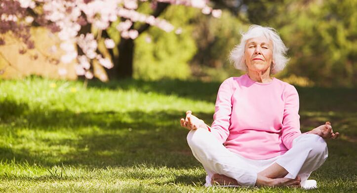 vecāka gadagājuma sieviete meditē ar gūžas locītavas artrozi
